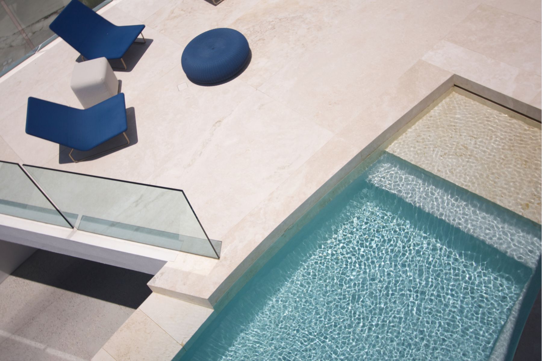 Ideas de Decoración para Piscinas con Materiales Naturales